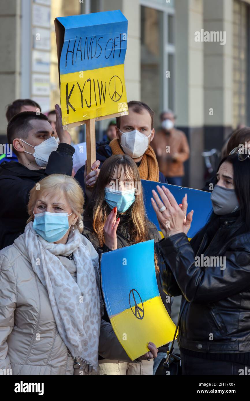 Wesel, Renania settentrionale-Vestfalia, Germania - dimostrazione contro la guerra di Putin in Ucraina. Manifestazione di pace e raduno di solidarietà per l'Ucraina al grande mercato di Wesel. In tempi di pandemia corona tutti i dimostranti indossano maschere. Foto Stock