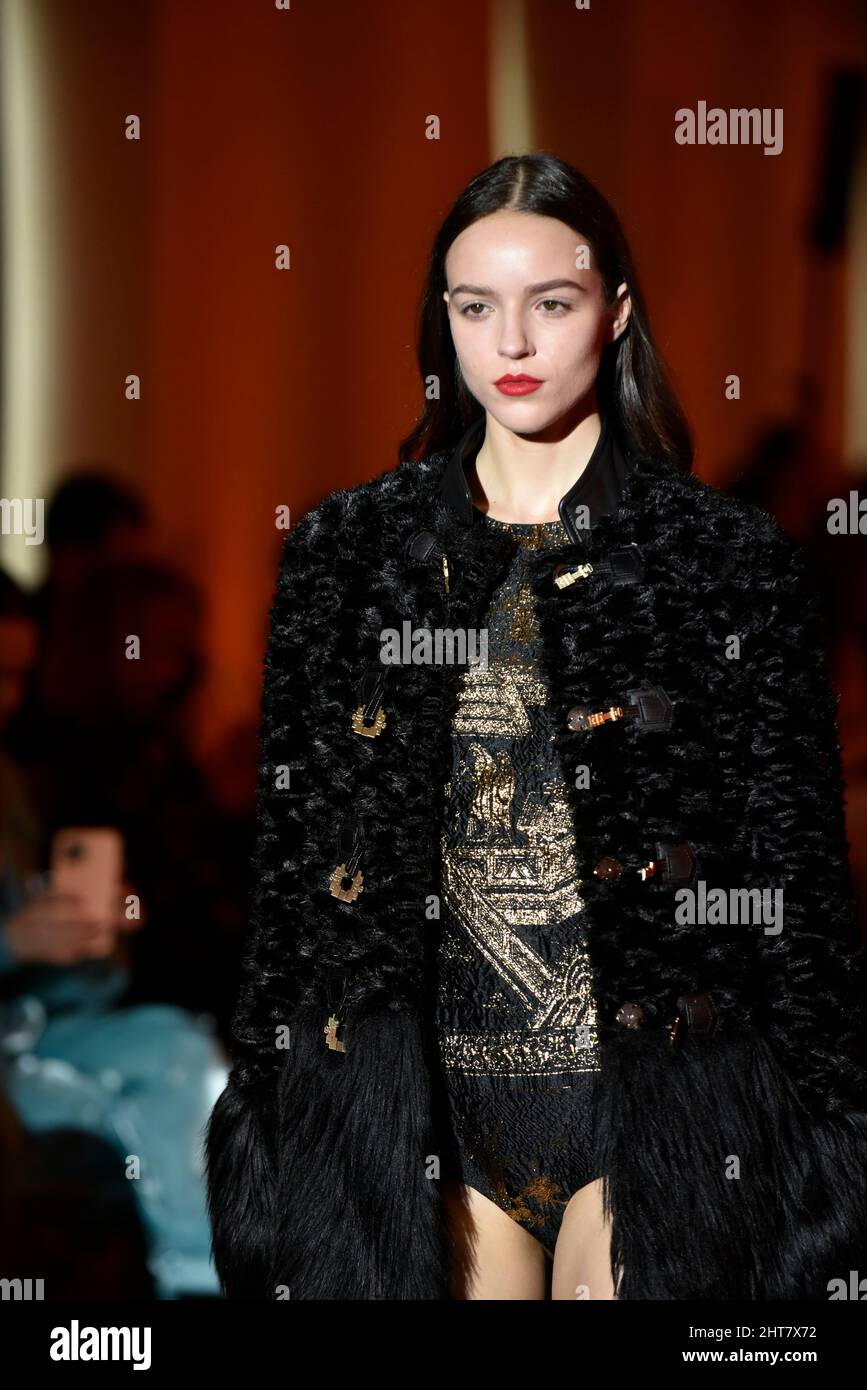 Milano, Lombardia, Italia. 27th Feb 2022. Model Walk la pista, durante la sfilata HUI, del designer ZHAO HUIZHOW, nell'ambito della settimana della moda di Milano.Autunno/Inverno 2022-2023 (Credit Image: © Ervin Shulku/ZUMA Press Wire) Foto Stock