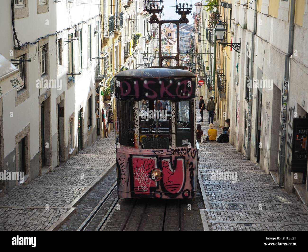Tram in strada è una tipica vista di Lisbona, Portogallo. Foto Stock