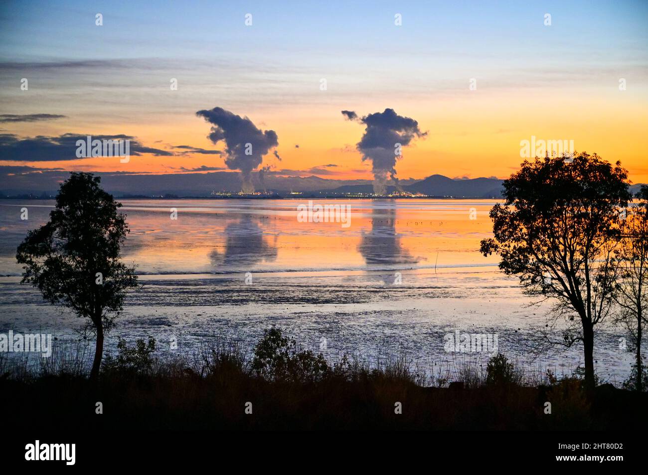 Raffineria di petrolio che si riflette nel mare di Salish lungo Chuckanut Drive Foto Stock