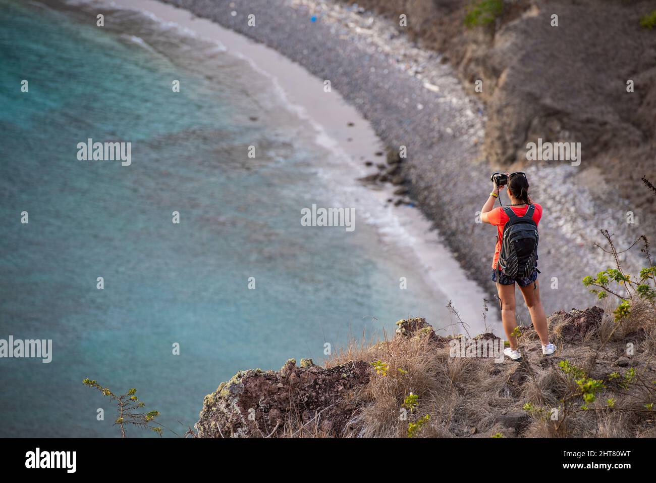 Donna che fa una foto da un punto di vista elevato dell'arcipelago di Komodo Foto Stock