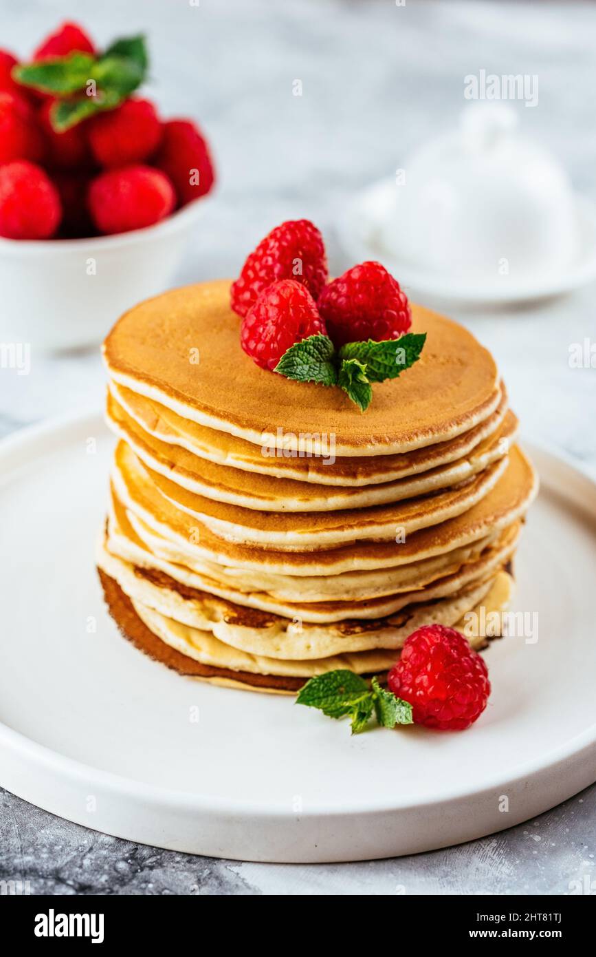 pancake fatti in casa con frutti di bosco e frutta Foto Stock