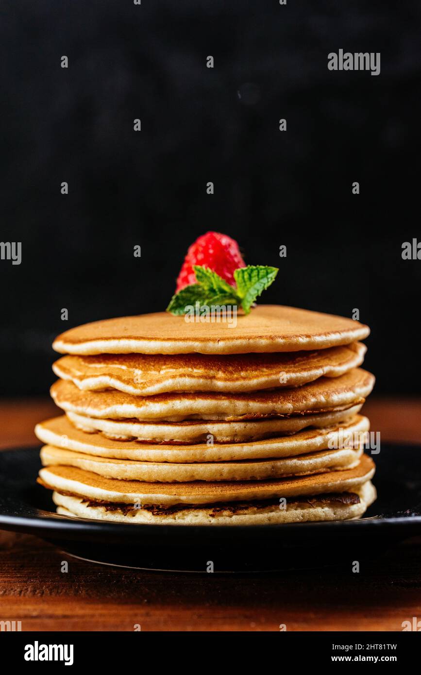 pancake fatti in casa con frutti di bosco e frutta Foto Stock