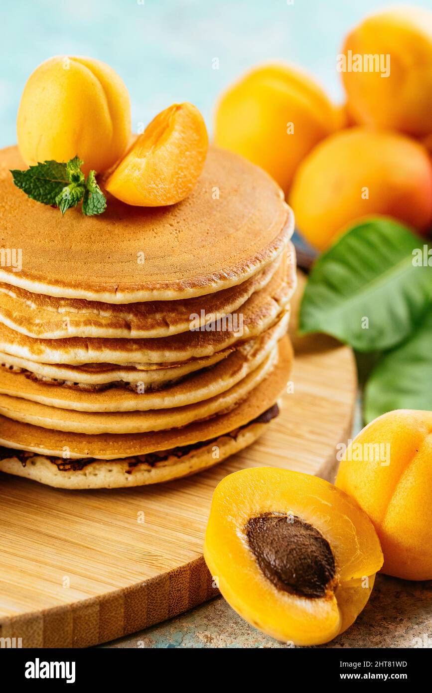 pancake fatti in casa con frutti di bosco e frutta Foto Stock
