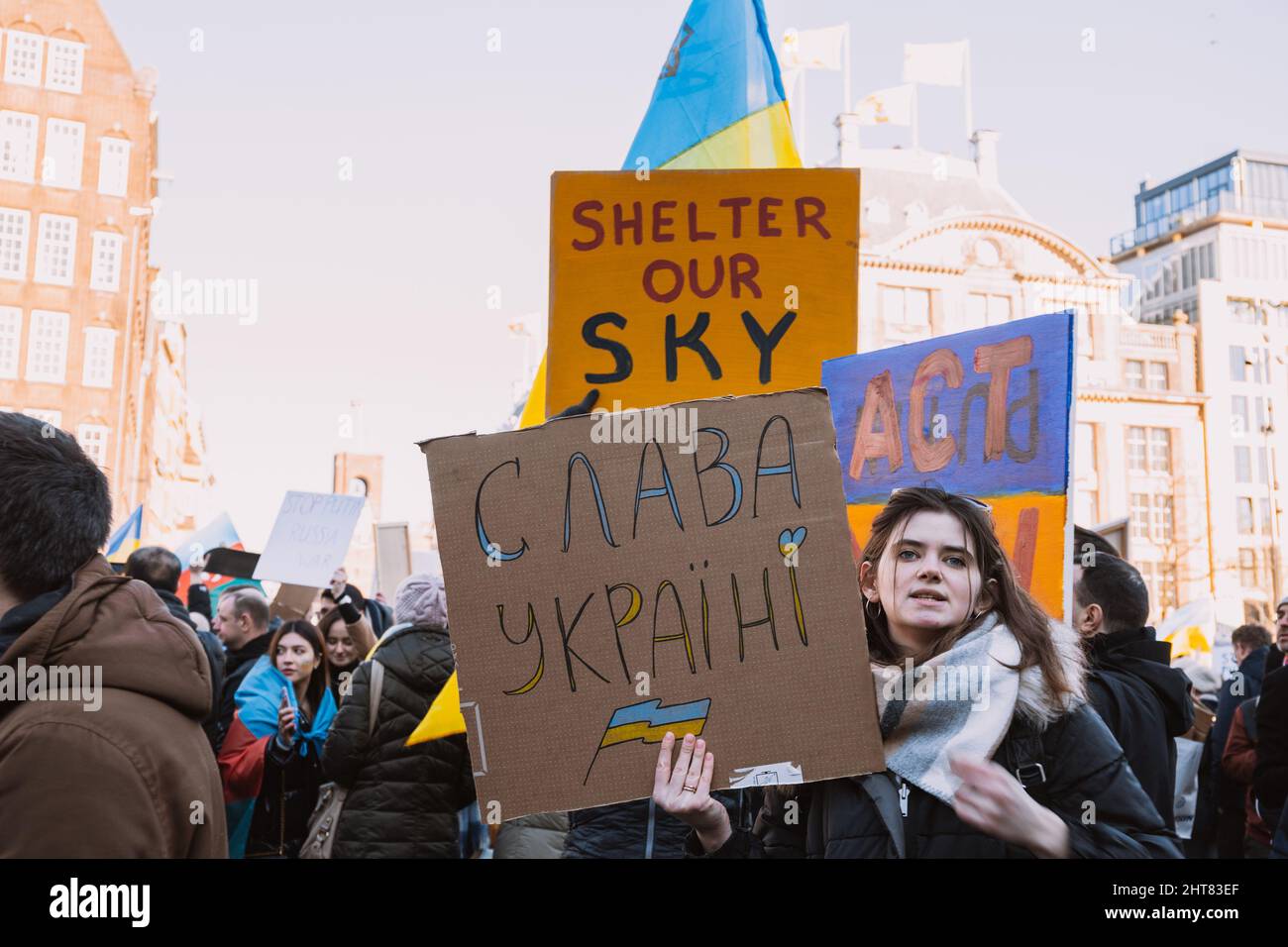 Olanda, Amsterdam, 27.02.2022 - una manifestazione contro la guerra in Ucraina. Protesta contro l'invasione russa dell'Ucraina. Alcuni canti di guerra, bandiere Foto Stock