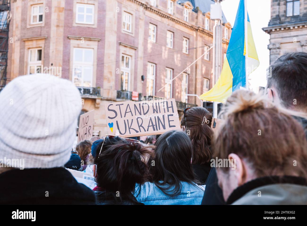 Olanda, Amsterdam, 27.02.2022 - una manifestazione contro la guerra in Ucraina. Protesta contro l'invasione russa dell'Ucraina. Alcuni canti di guerra, bandiere Foto Stock