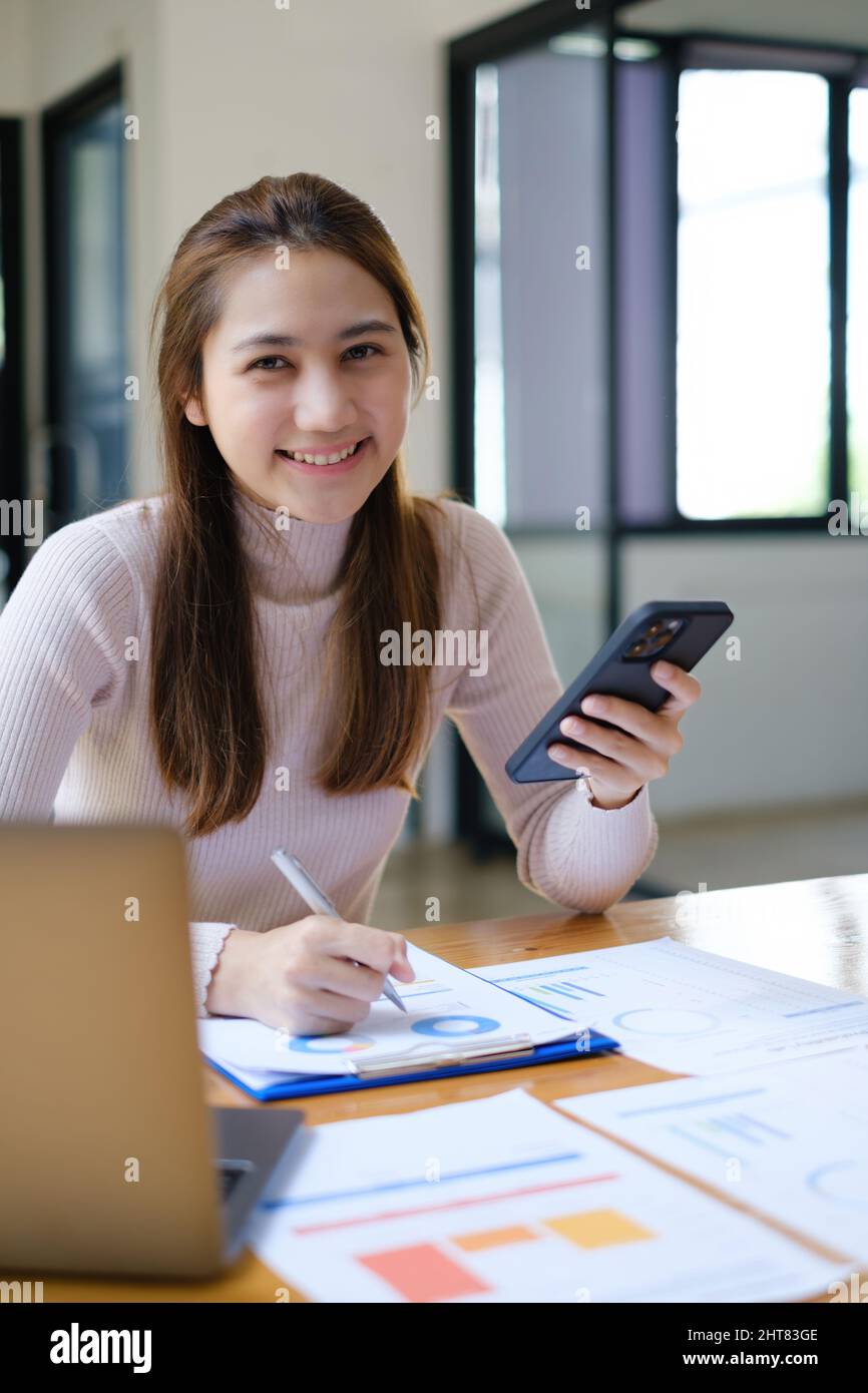 Le donne d'affari usano l'applicazione di calcolatori di imposta ed il reddito dell'azienda. Conto, fondo finanziario investimento Consult concetto. Foto Stock