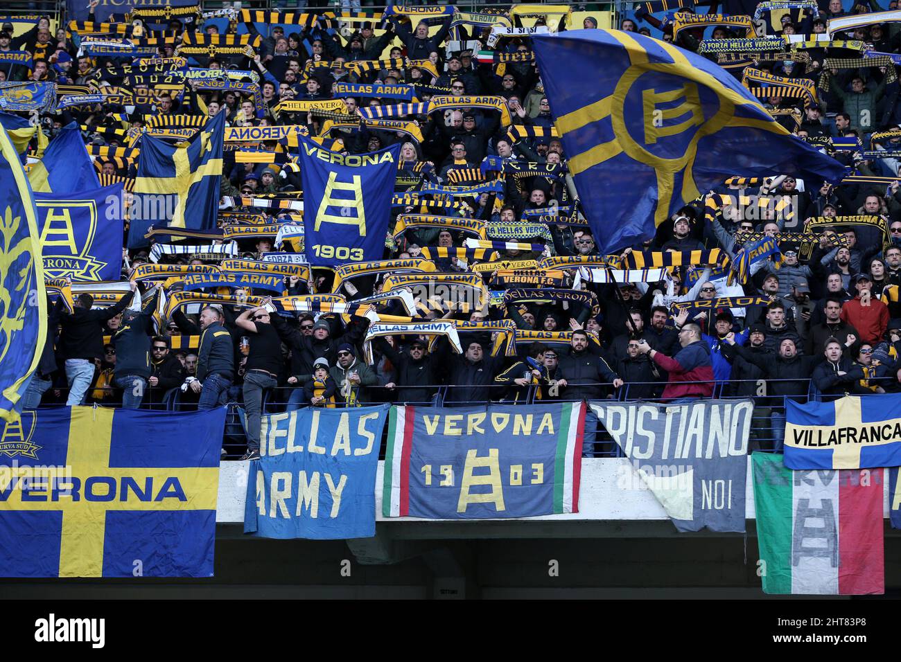 Stadio Marcantonio Bentegodi, Verona, Italia, febbraio 27, 2022, I tifosi  dell'Hellas Verona FC tengono in
