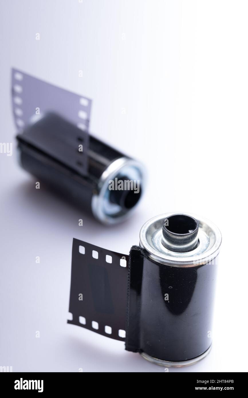 Helsinki / Finlandia - 27 FEBBRAIO 2022: Una cartuccia di film metallico vintage degli anni '60 su sfondo brillante. Foto Stock