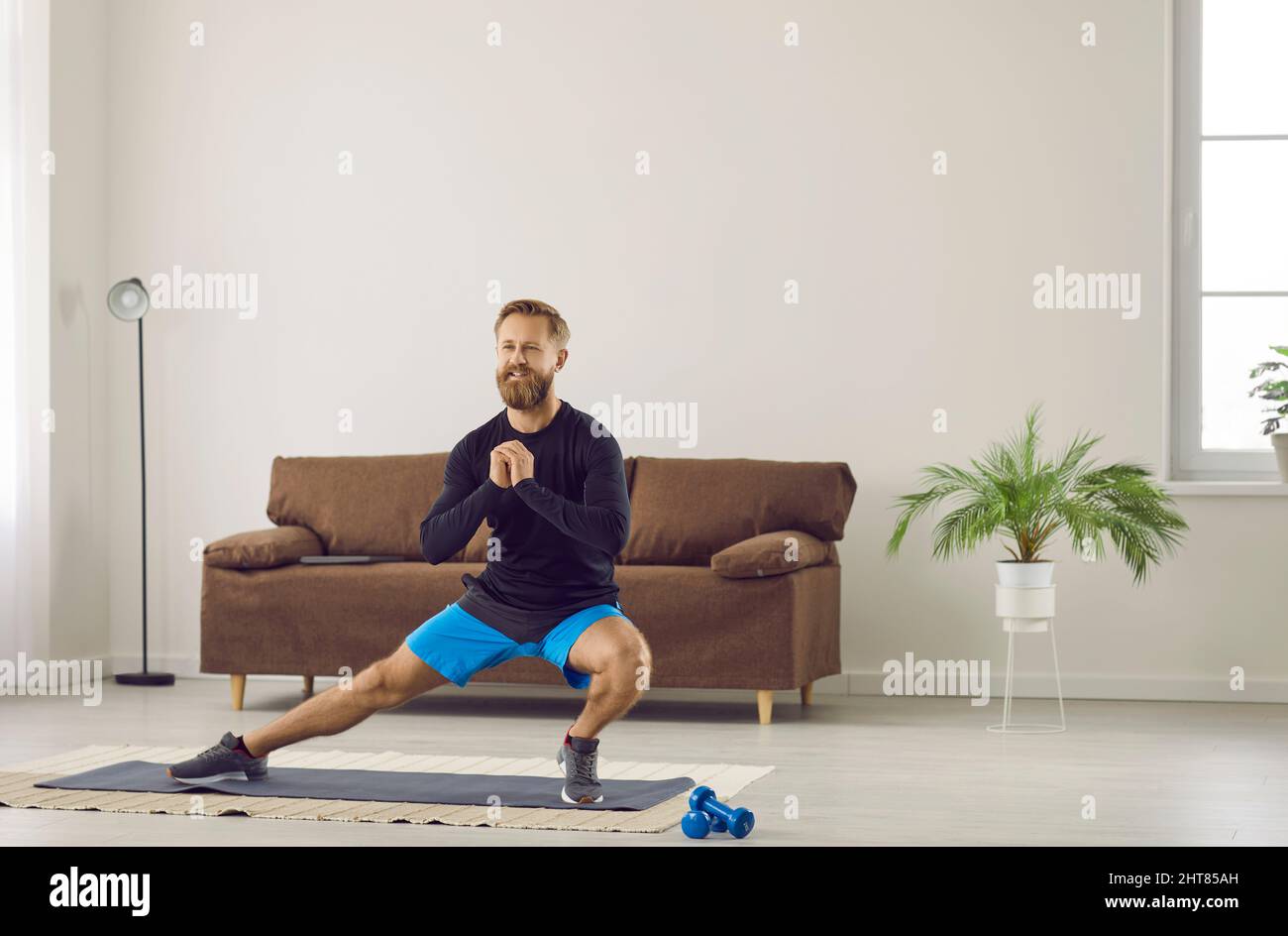 L'esercizio tonico dell'uomo fa sport a casa Foto Stock