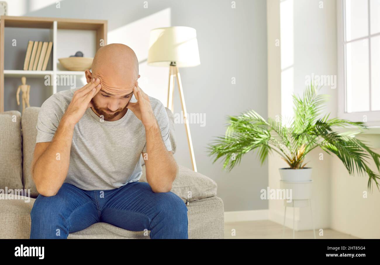 L'uomo malsano si sente malato soffre di mal di testa Foto Stock