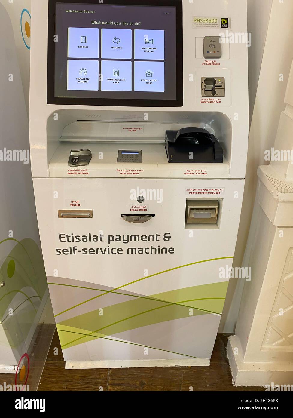 '2.18.2022 - Dubai, Emirati Arabi Uniti - Etisalat Payment Self Service Machine, una rete di telecomunicazioni nel provider nazionale di reti mobili. Foto Stock