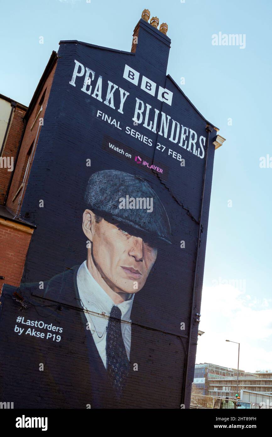 Murale alto 42 metri che raffigura il leader della banda Tommy Shelby come suonato da Cilian Murphy. Promuovere la serie finale di macinacaffè. Digbeth, Birmingham. Foto Stock