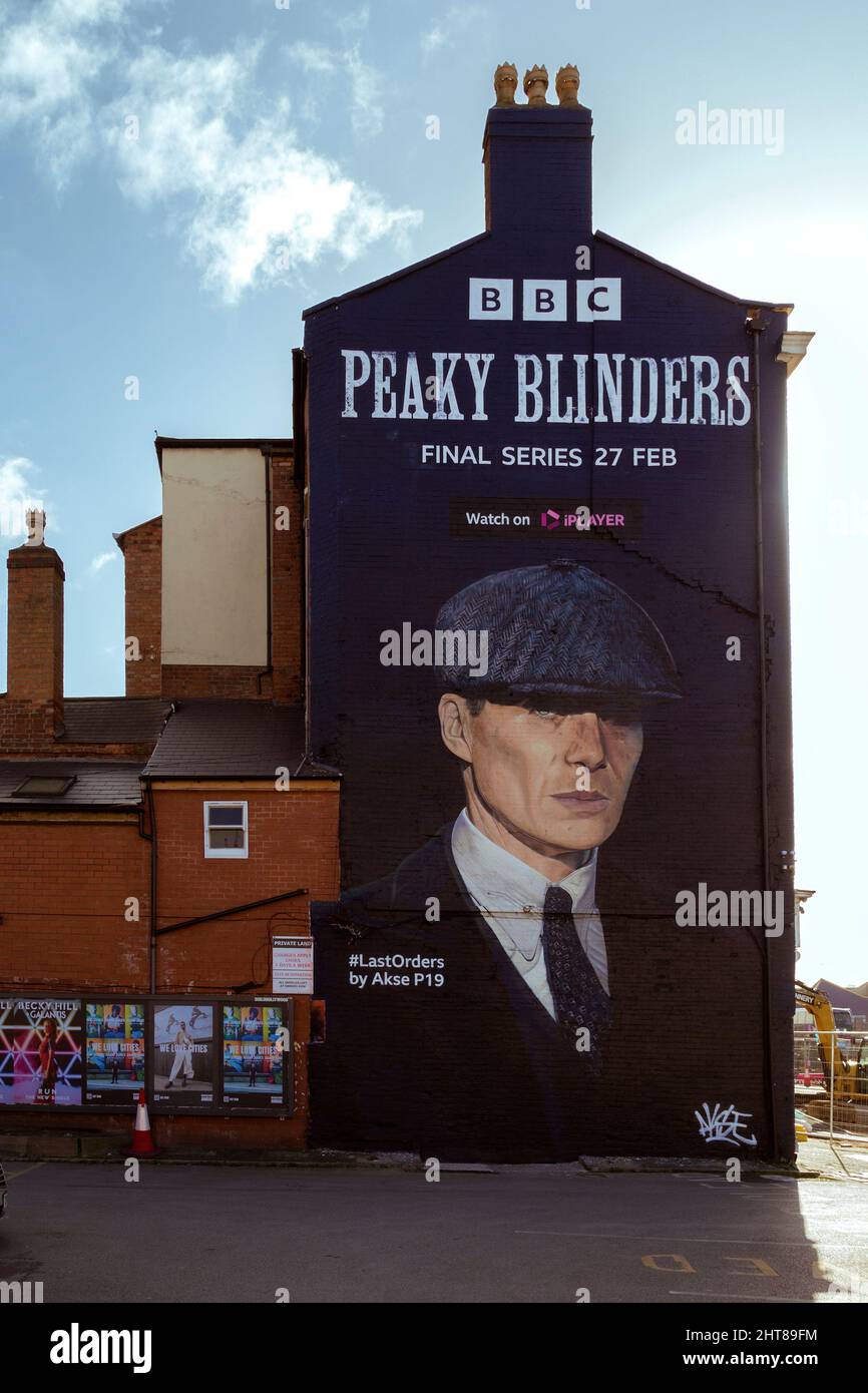 Murale alto 42 metri che raffigura il leader della banda Tommy Shelby come suonato da Cilian Murphy. Promuovere la serie finale di macinacaffè. Digbeth, Birmingham. Foto Stock