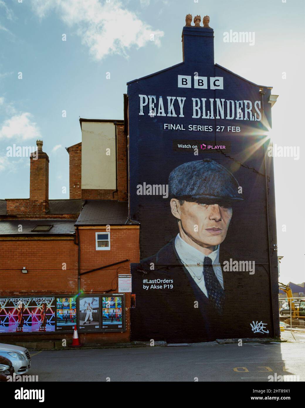 Murale alto 42 metri che raffigura il leader della banda Tommy Shelby come suonato da Cilian Murphy. Promuovere la serie finale di macinacaffè. Digbeth, Birmingham. Foto Stock
