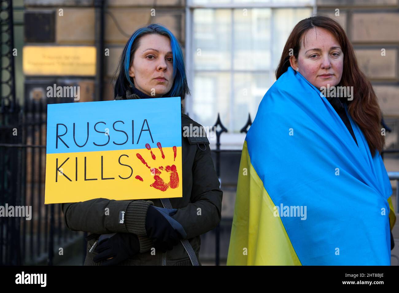 Centinaia di manifestanti di Stand with Ukraine si sono riuniti fuori dal Consolato Generale della Russia a Edimburgo per chiedere a Putin di fermare la guerra. I manifestanti hanno poi marciato dal consolato attraverso il centro di Edimburgo fino al Parlamento scozzese, portando il traffico a un punto di arresto vicino Credit: David Coulson/Alamy Live News Foto Stock