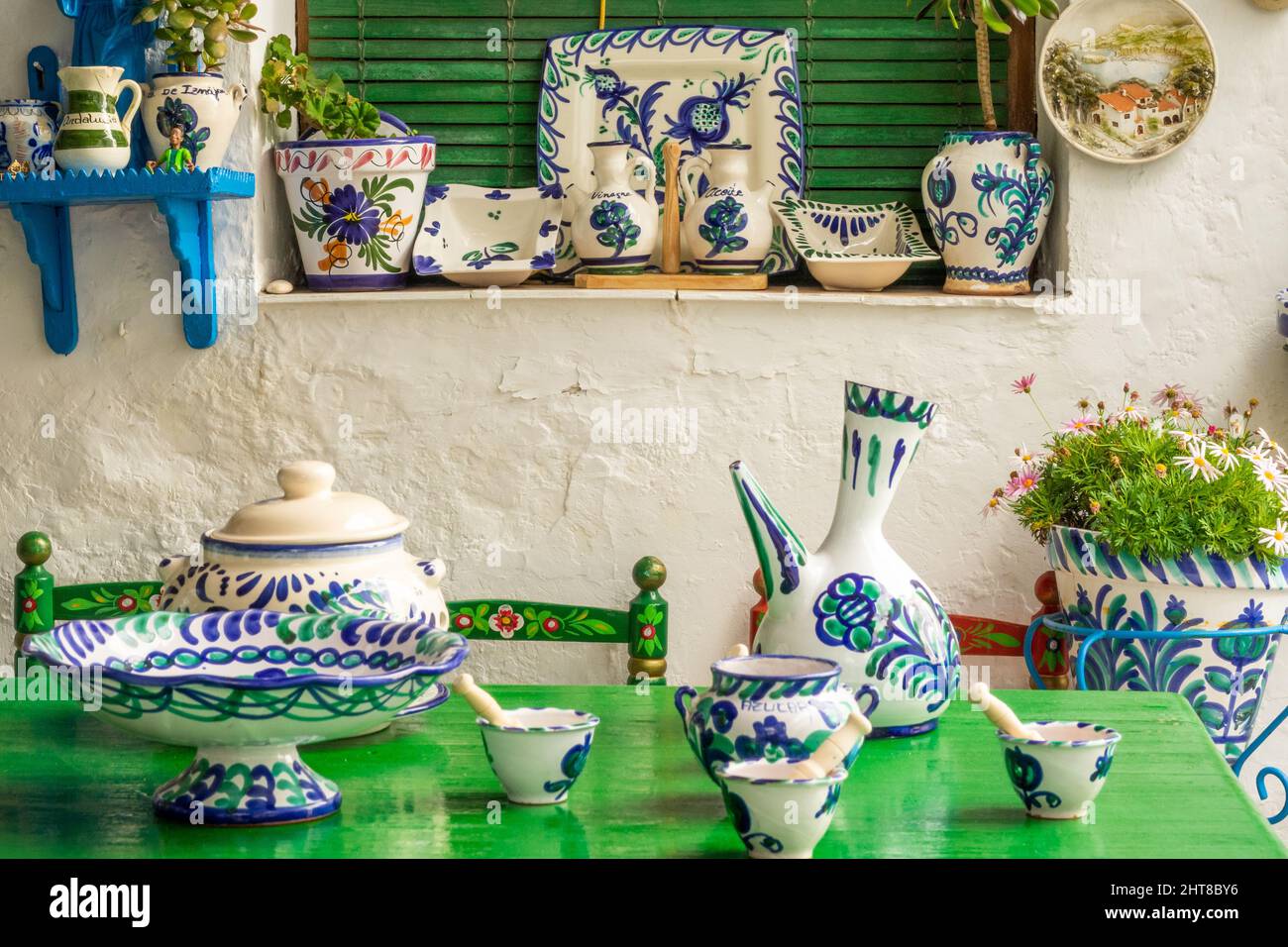 Vari oggetti e utensili da cucina in ceramica fatti a mano tipici dell'Andalusia (Spagna) Foto Stock