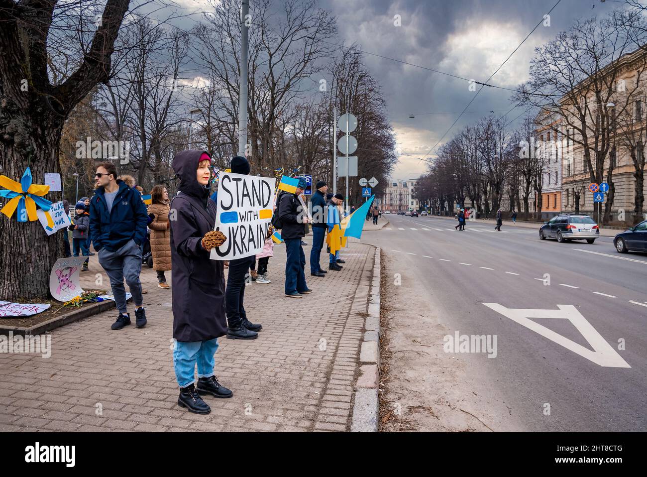 Centinaia di persone che hanno segnali che chiedono di fermare la guerra in Ucraina. Foto Stock