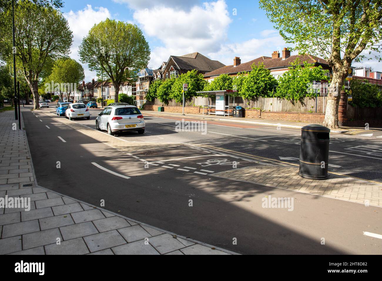 Una pista ciclabile protetta su una strada nel suburbano West London. Foto Stock
