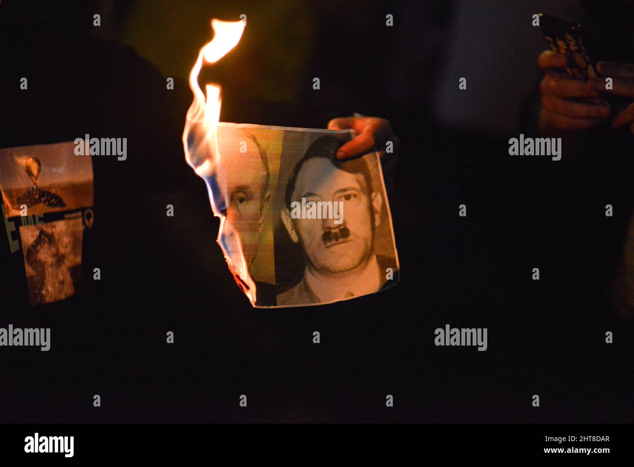 Israele. 26th Feb 2022. Il protestante brucia Putin e Hitler foto durante una protesta dei sostenitori israeliani ucraini dimostrare contro l'invasione russa. Tel Aviv, Israele. Feb 26th 2022. (Foto di Matan Golan/Sipa USA) Credit: Sipa USA/Alamy Live News Foto Stock