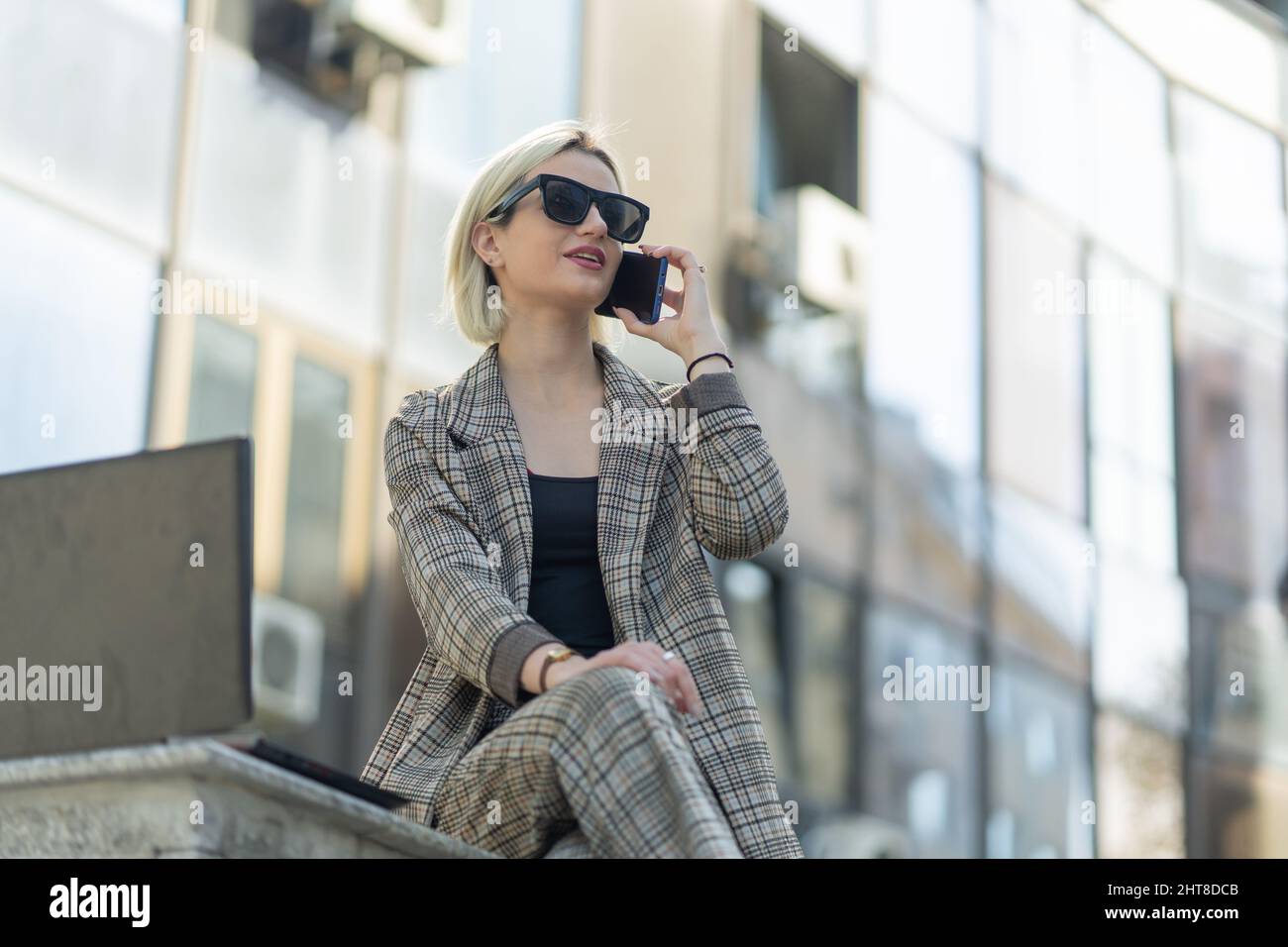 Businesswoman sta avendo una conversazione seria circa il suo commercio Foto Stock