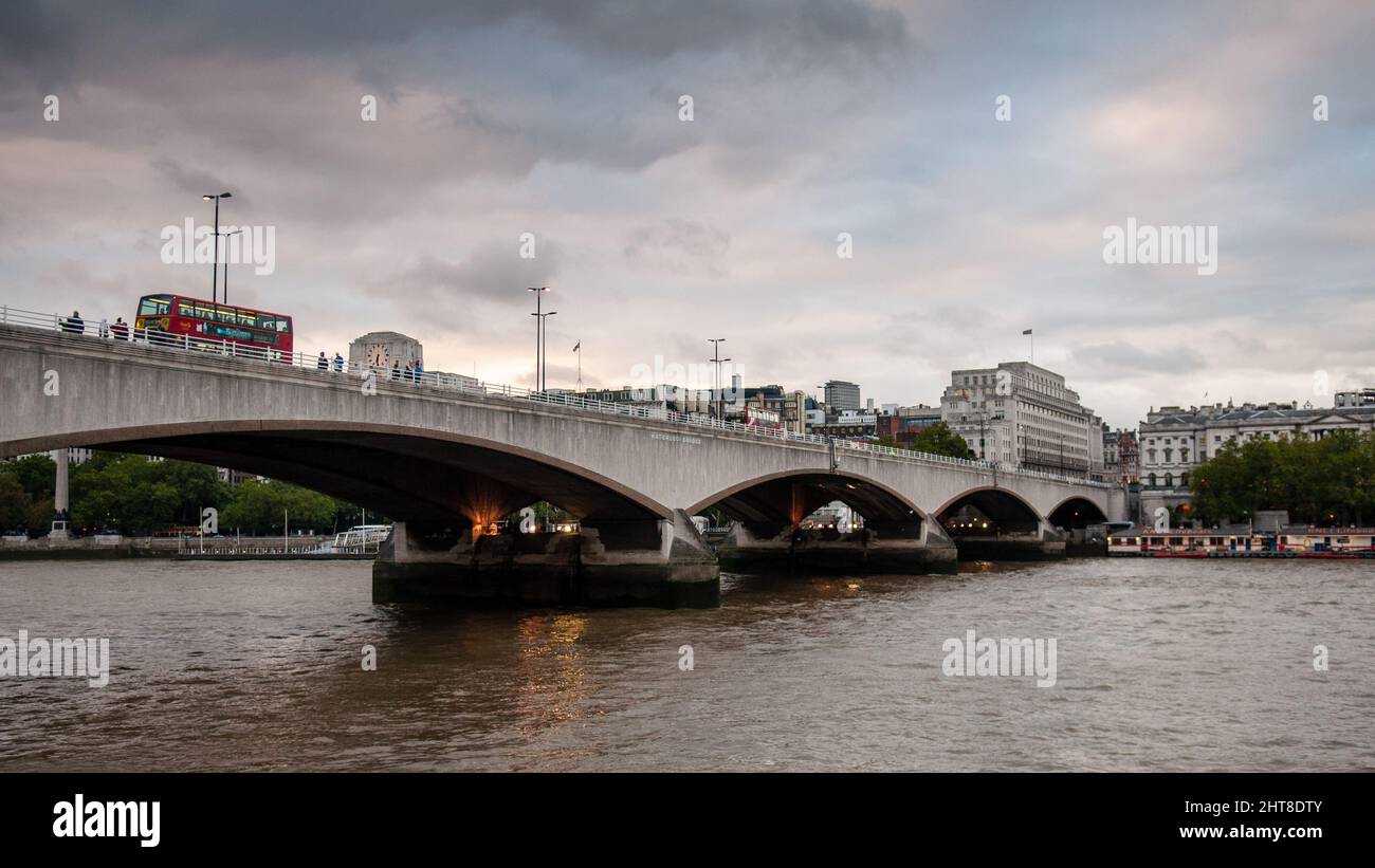 Il traffico e i pedoni attraversano il Tamigi sul Waterloo Bridge di Londra. Foto Stock