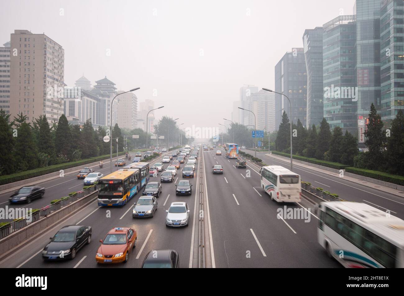Pechino, Cina - 13 agosto 2010: L'inquinamento atmosferico avvolge gli edifici di uffici moden che si affacciano sulla seconda circonvallazione di Pechino. Foto Stock