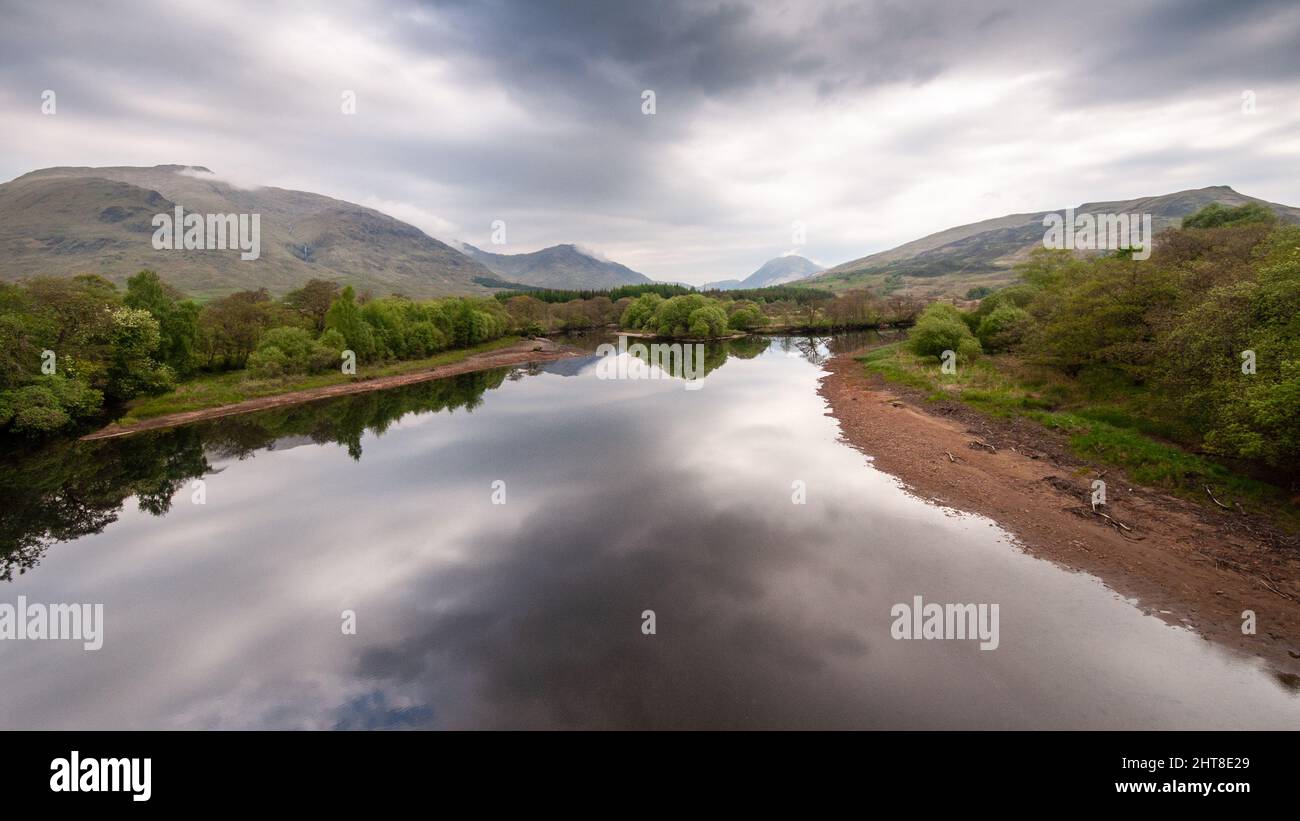 Le montagne si riflettono nel fiume Orchy a Strath Orchy nelle Highlands occidentali della Scozia. Foto Stock