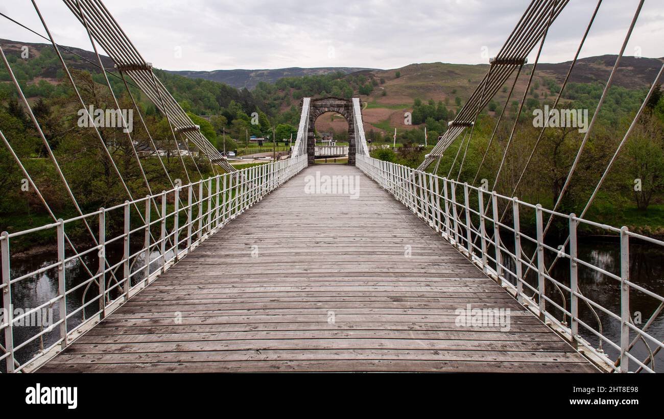 Il vecchio ponte sospeso di Oich ad Aberchalder nelle Highlands della Scozia. Foto Stock