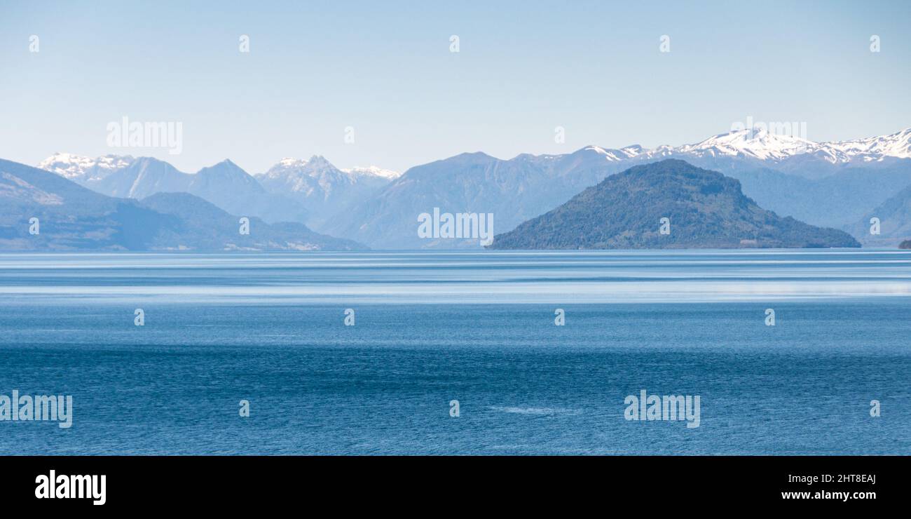 Le montagne delle Ande sorgono dalle rive del lago Rupanco nella regione cilena di Los Lagos. Foto Stock