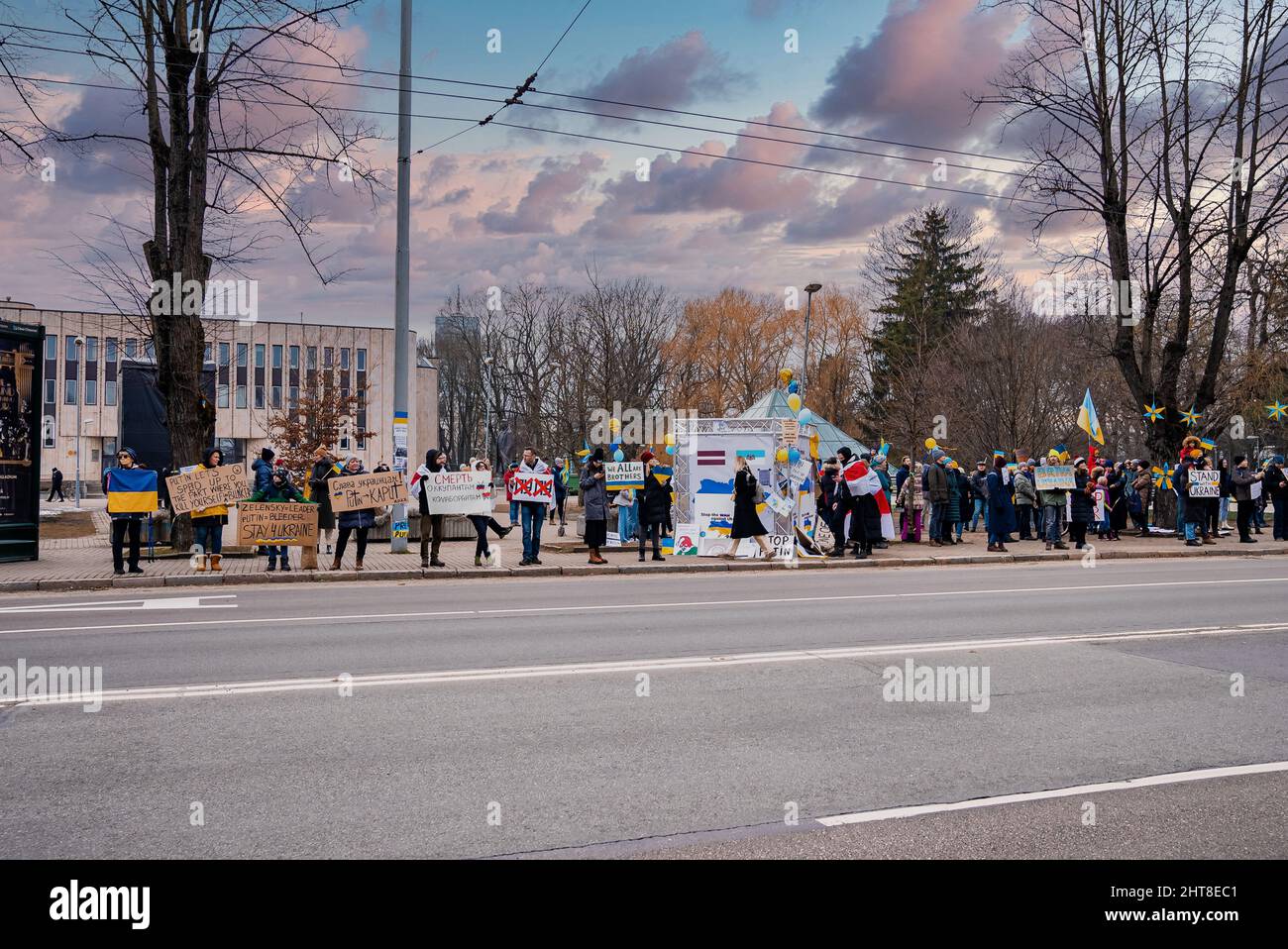 Centinaia di persone che hanno segnali che chiedono di fermare la guerra in Ucraina. Foto Stock