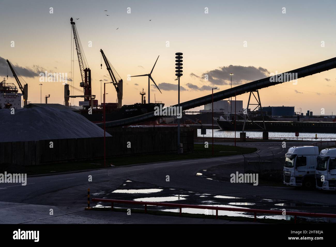 Il sole tramonta sui Docks di Avonmouth a Bristol. Foto Stock