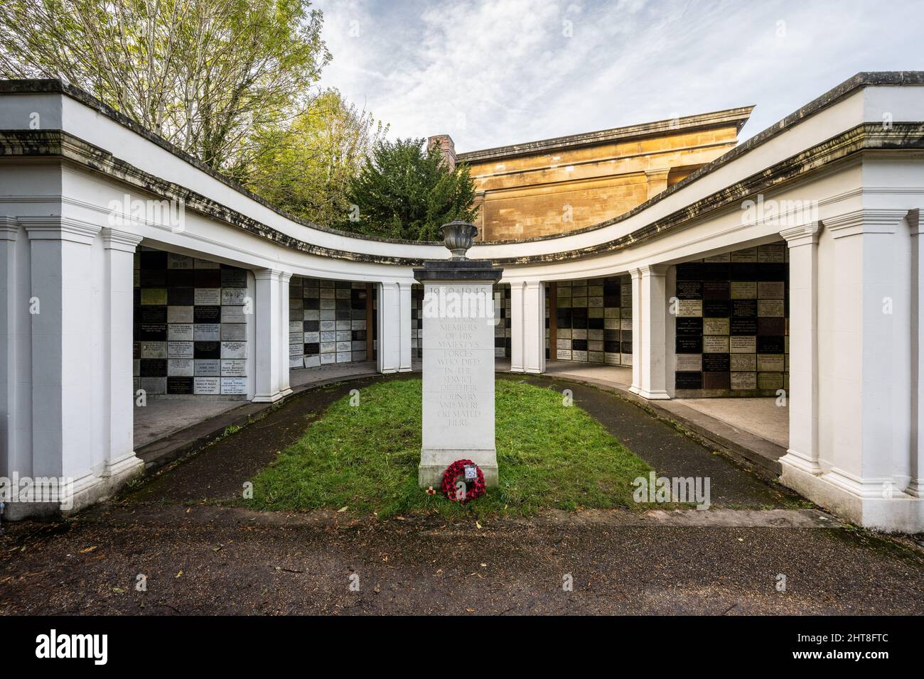 Il monumento commemorativo della seconda guerra mondiale e tombe al cimitero di Arnos vale a Bristol. Foto Stock