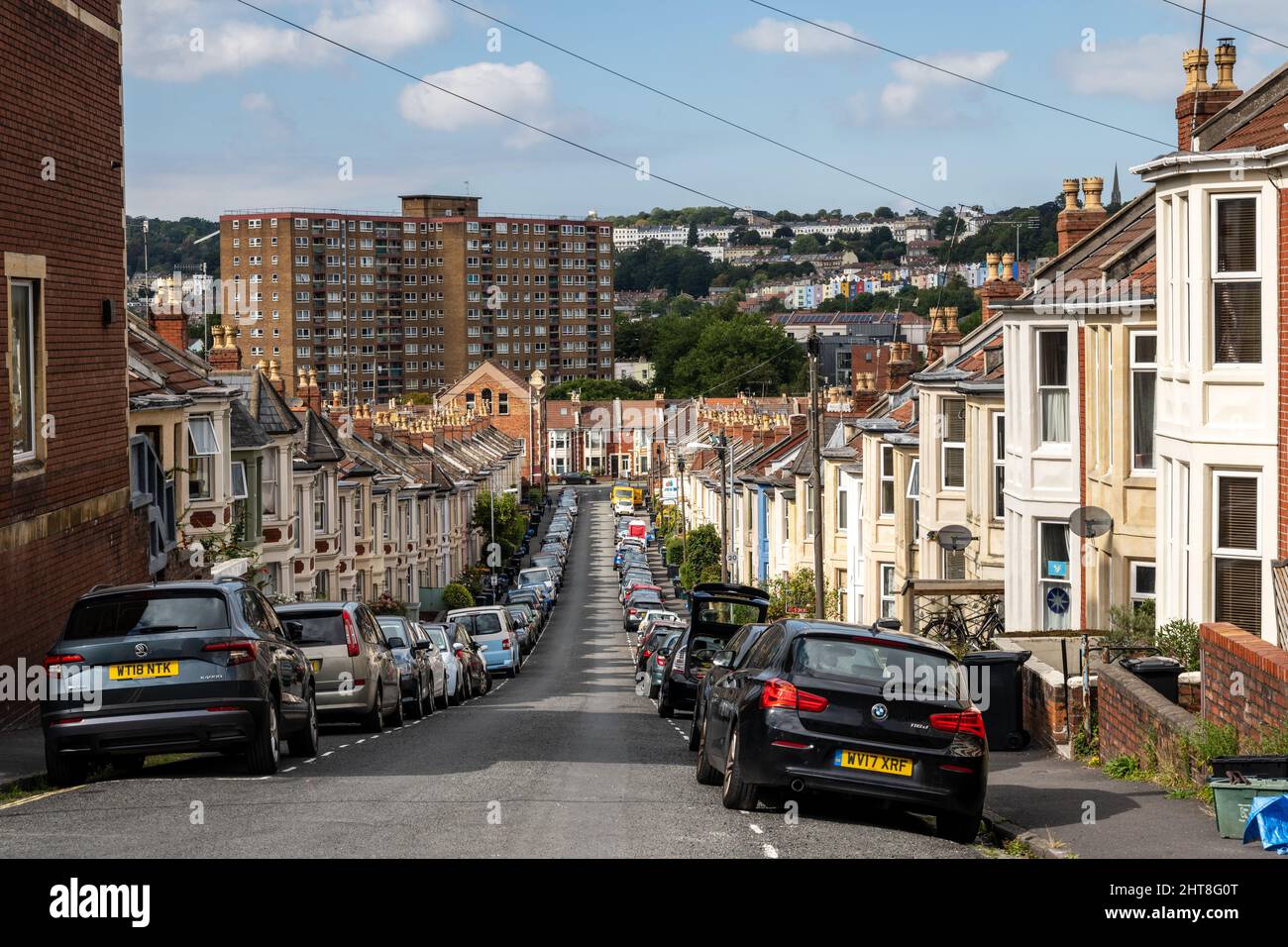 Un alto blocco di 20th secolo di appartamenti del consiglio sorge sopra le basse strade residenziali di case a schiera a Southville, Bristol. Foto Stock