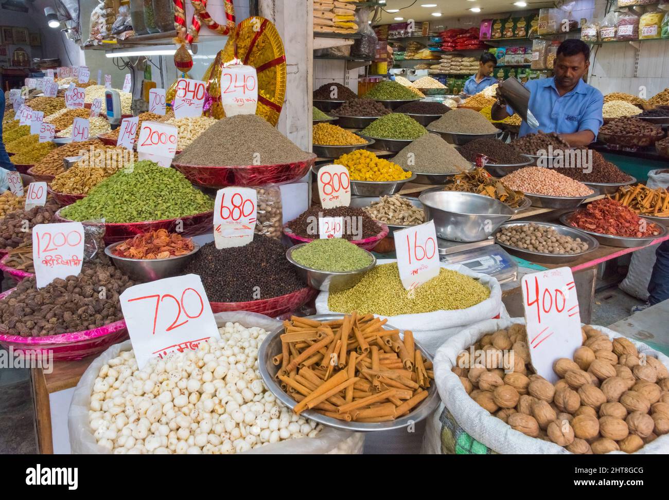 Vendita di spezie e noci al vecchio mercato delle spezie, Chandni Chowk (Moonlight Square), Delhi, India Foto Stock
