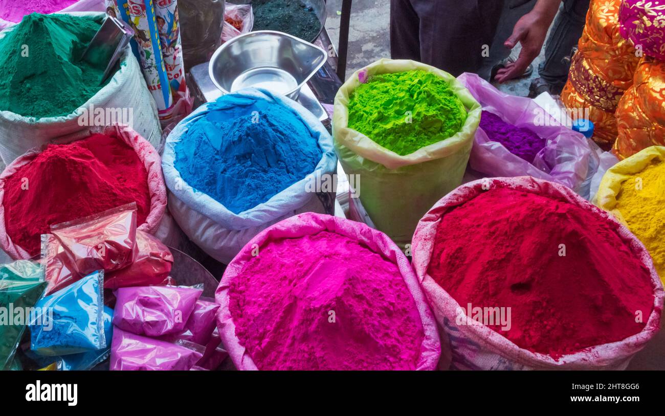 Vendita del colore holi al vecchio mercato delle spezie, Chandni Chowk (piazza Moonlight), Delhi, India Foto Stock