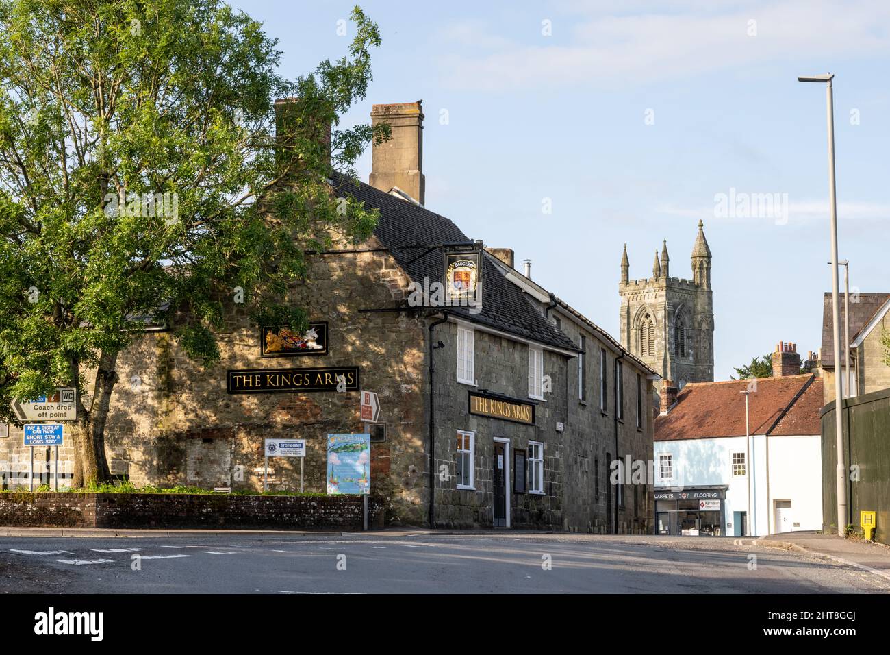 Il pub King's Arms e la torre della Chiesa della Santissima Trinità nella città di Shaftesbury, Dorset. Foto Stock