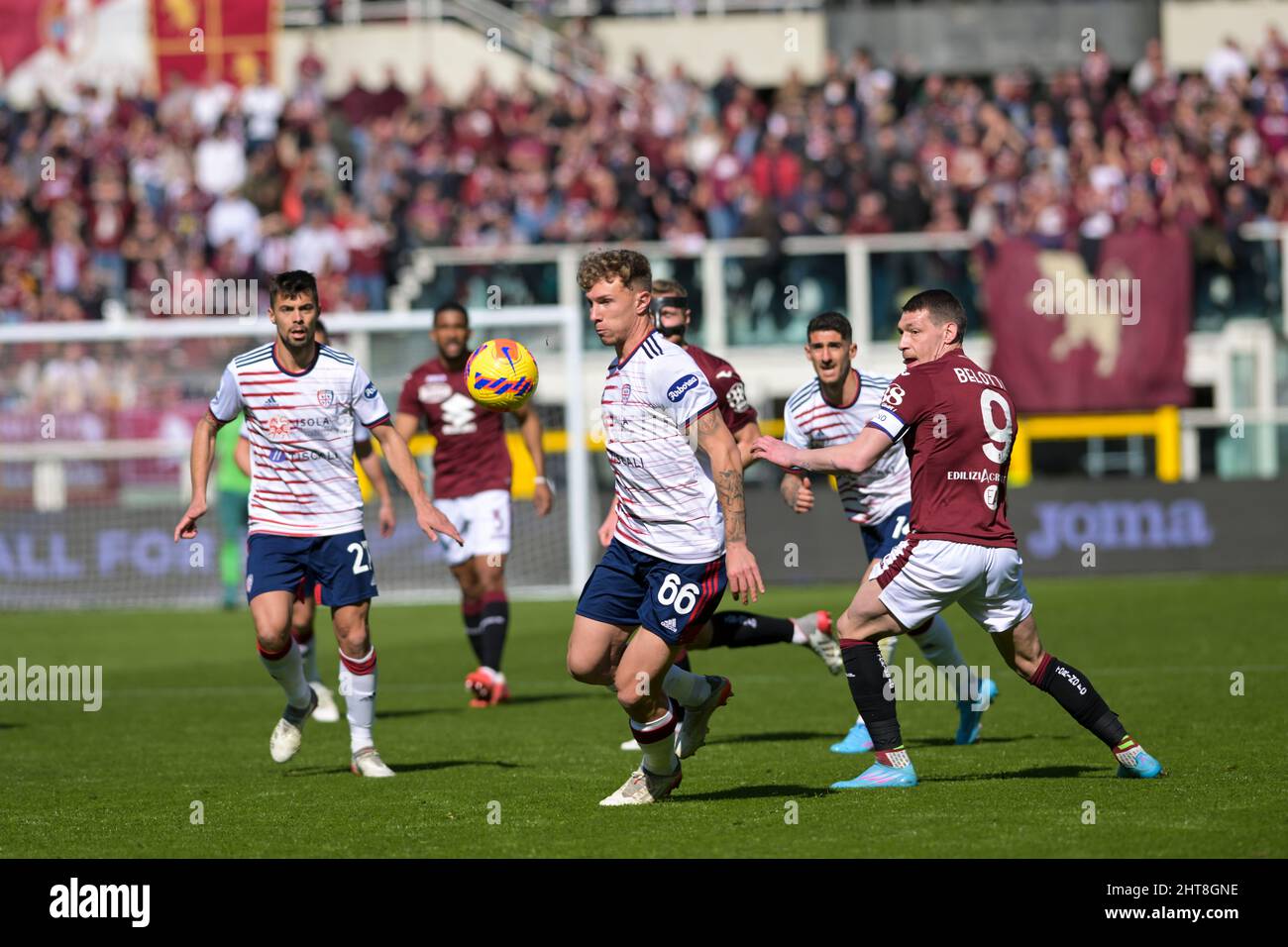 Andrea Belotti del Torino FC, Matteo Lovato di Cagliari Calcio, durante la Serie A match tra Torino FC e Cagliari Calcio il 26th febbraio 2022 allo Stadio Grande Torino di Torino. Foto di Antonio Polia/Alphapress Foto Stock