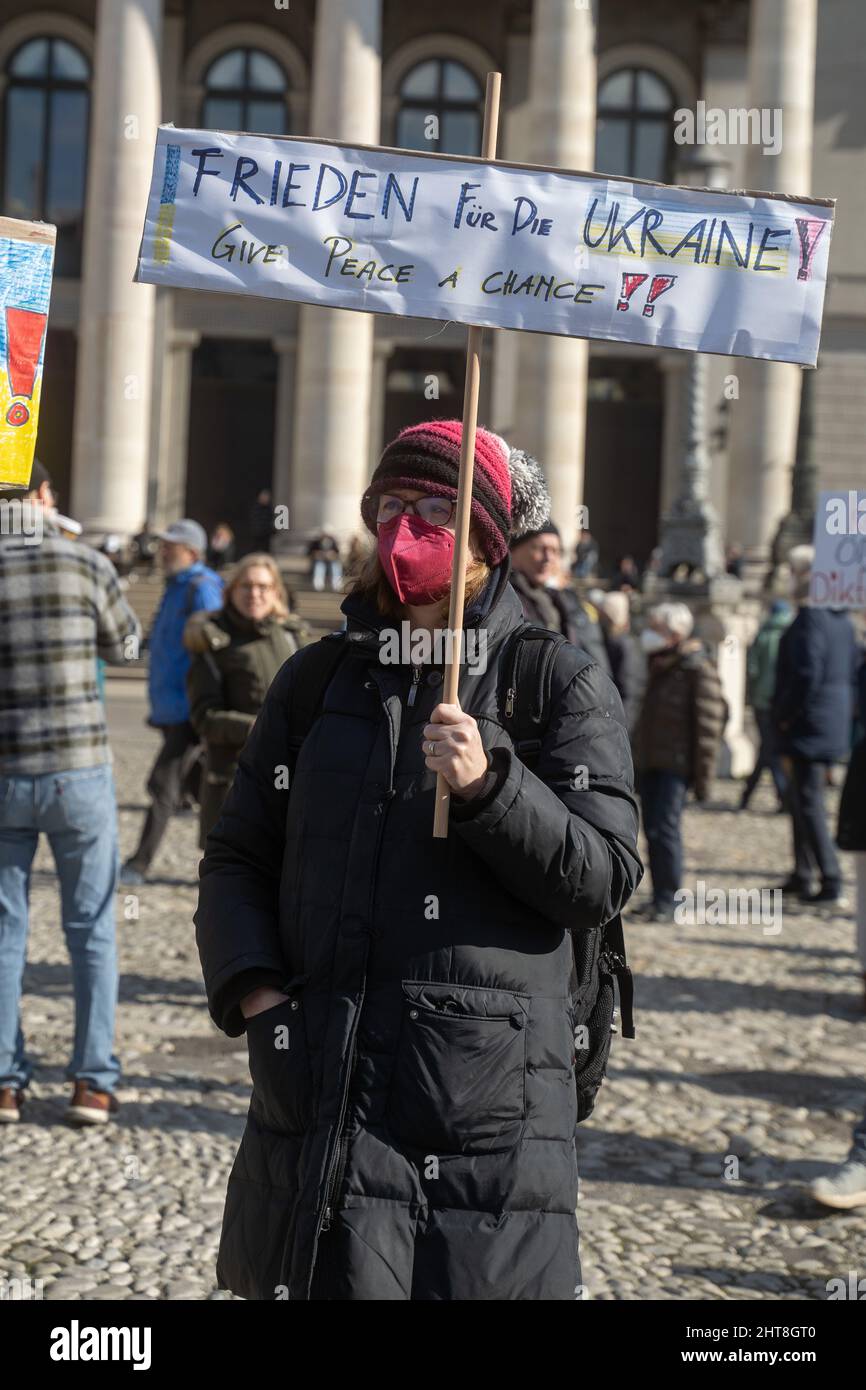 Monaco di Baviera, Germania. 27th Feb 2022. Partecipante con segno. Il 27 febbraio 2022, più di 2000 partecipanti si sono riuniti al Max-Joseph-Platz di Monaco, in Germania, per manifestare la loro solidarietà con l'Ucraina. I manifestanti hanno chiesto il ritiro immediato delle truppe russe, una soluzione politica al conflitto, il sostegno del governo tedesco e sanzioni immediate contro la Russia. (Foto di Alexander Pohl/Sipa USA) Credit: Sipa USA/Alamy Live News Foto Stock