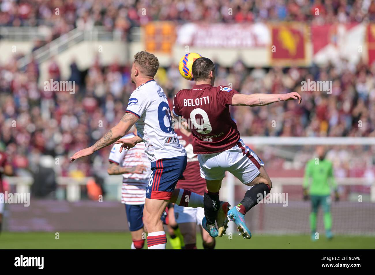 Andrea Belotti del Torino FC, Matteo Lovato di Cagliari Calcio, durante la Serie A match tra Torino FC e Cagliari Calcio il 26th febbraio 2022 allo Stadio Grande Torino di Torino. Foto di Antonio Polia/Alphapress Foto Stock