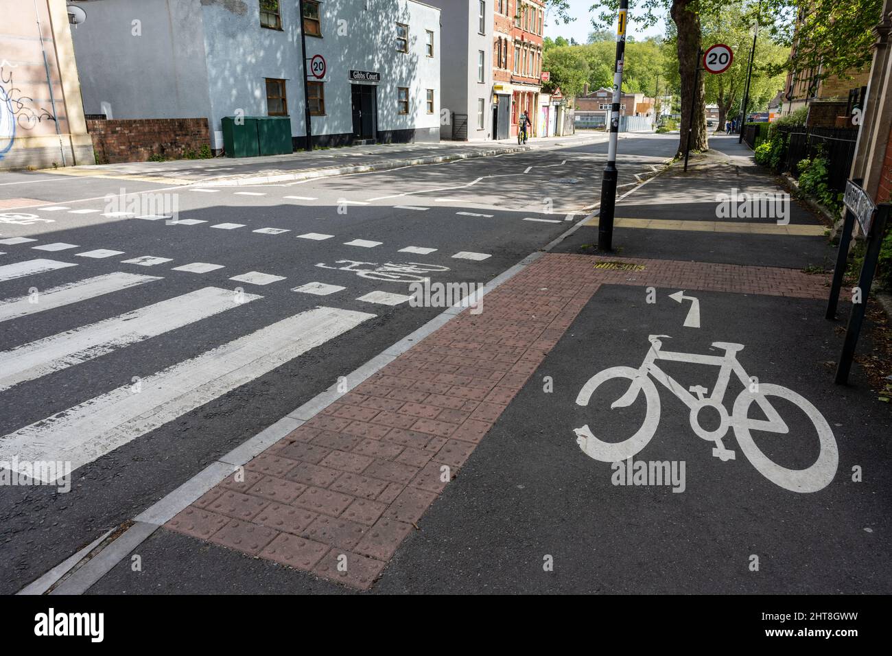 Una traversata in zebra parallela collega marciapiedi a uso comune su una pista ciclabile a Bristol. Foto Stock
