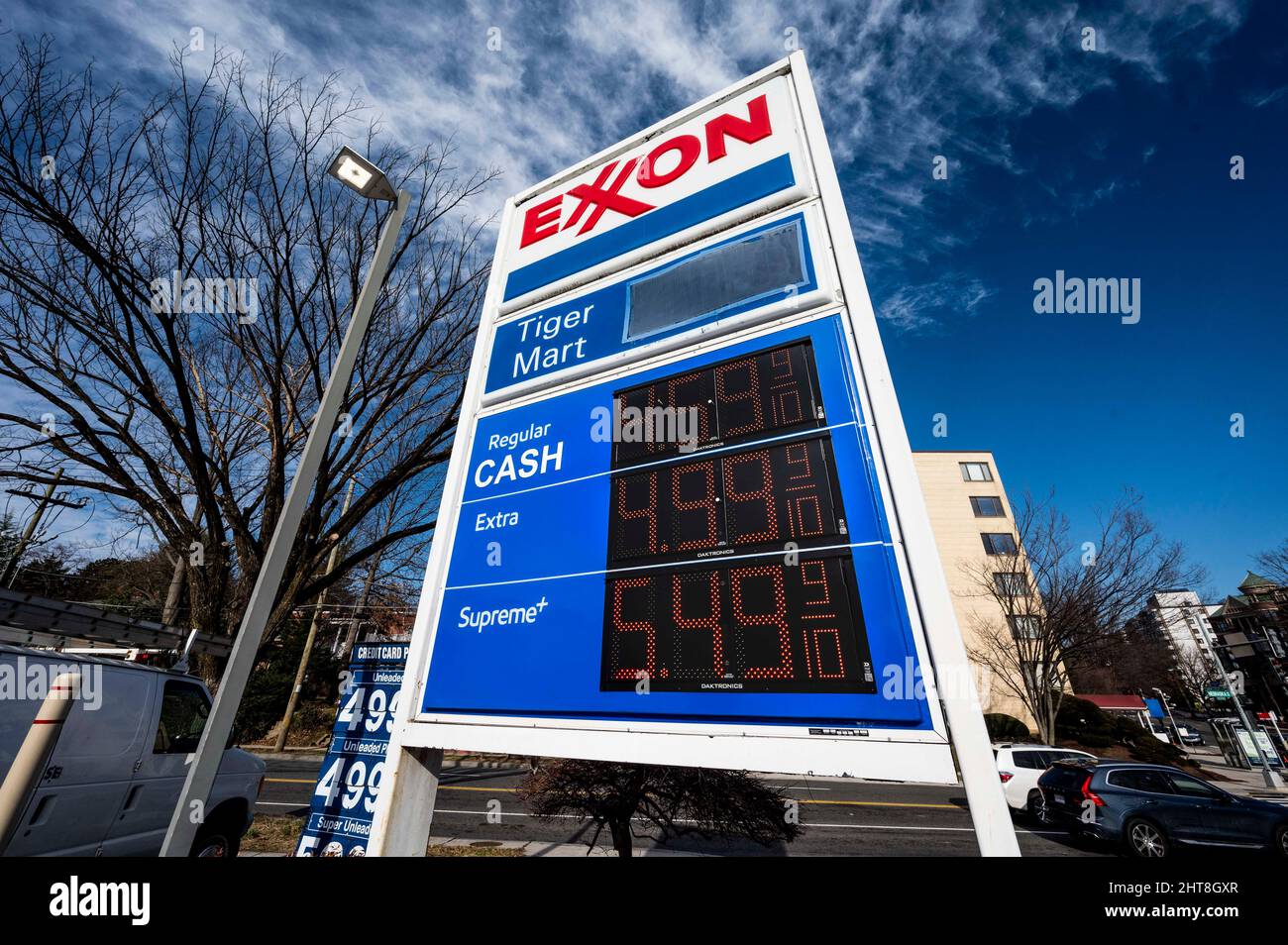 Washington, DC, Stati Uniti. 27th Feb 2022. 27 febbraio 2022 - Washington, DC, Stati Uniti: I prezzi elevati del gas alla stazione di benzina di Exxon Mobil all'angolo di Nebraska Avenue NW e Connecticut Avenue NW nell'area di Chevy Chase. (Credit Image: © Michael Brochstein/ZUMA Press Wire) Credit: ZUMA Press, Inc./Alamy Live News Foto Stock