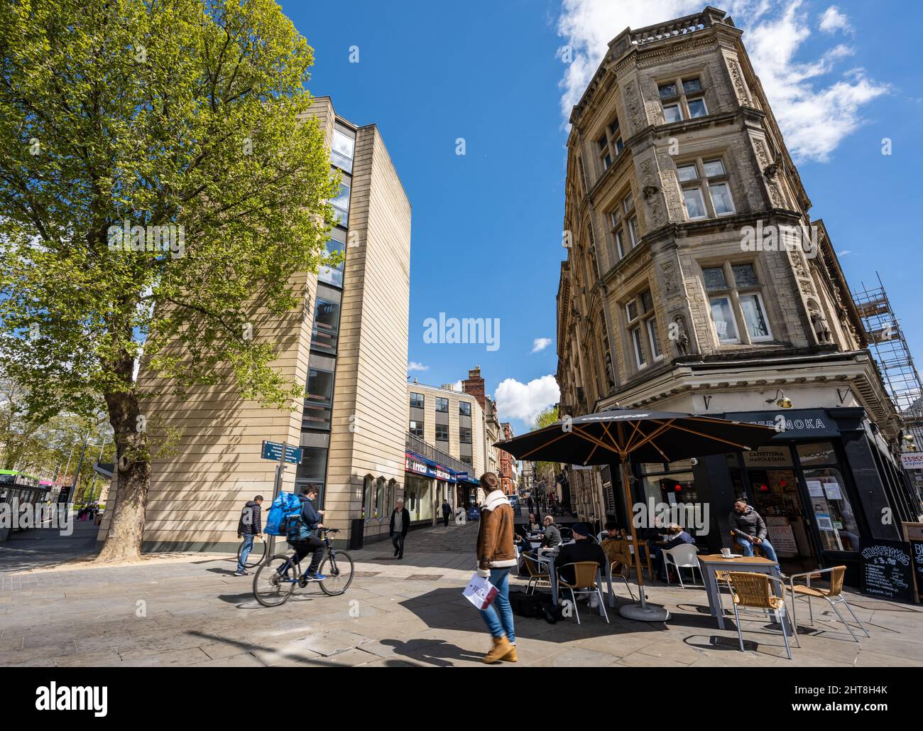 La gente beve all'esterno di un caffè in Clare Street nel centro della città di Bristol. Foto Stock