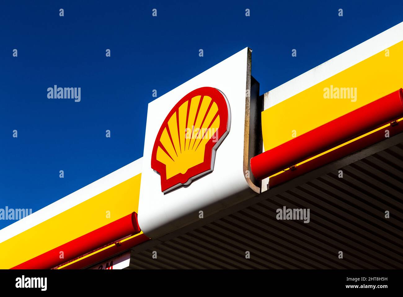 Primo piano del logo dell'azienda petrolifera Shell presso uno dei distributori di benzina Foto Stock