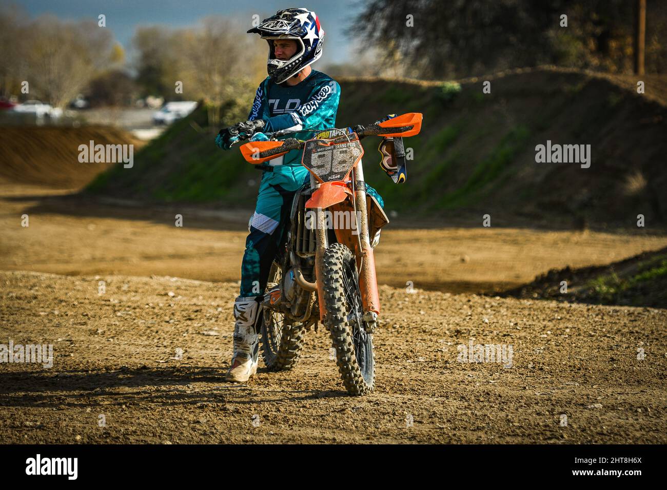Un motociclista con casco che si prepara per una sessione di allenamento a Marysville, California Foto Stock