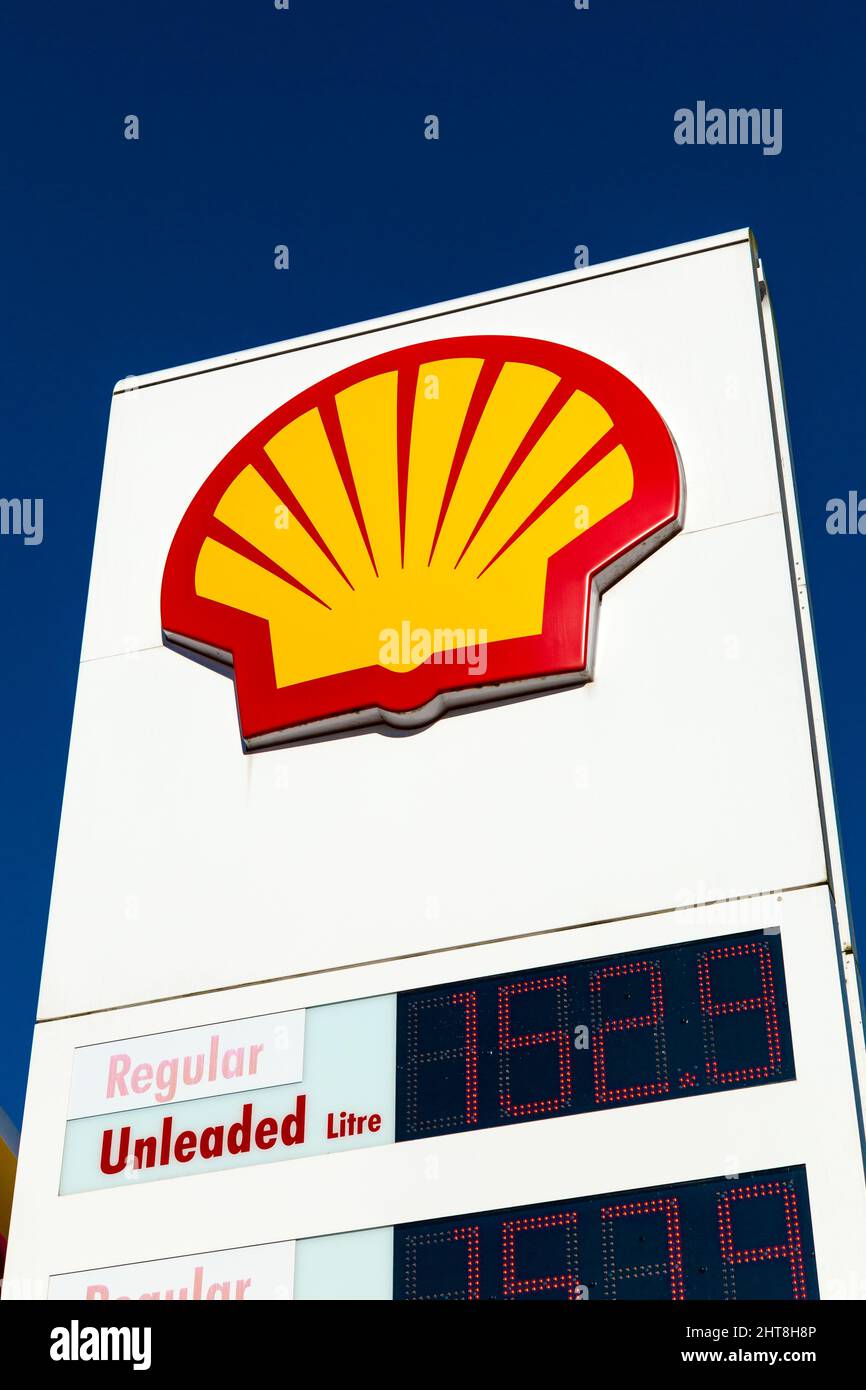 Primo piano del logo dell'azienda petrolifera Shell presso uno dei distributori di benzina Foto Stock