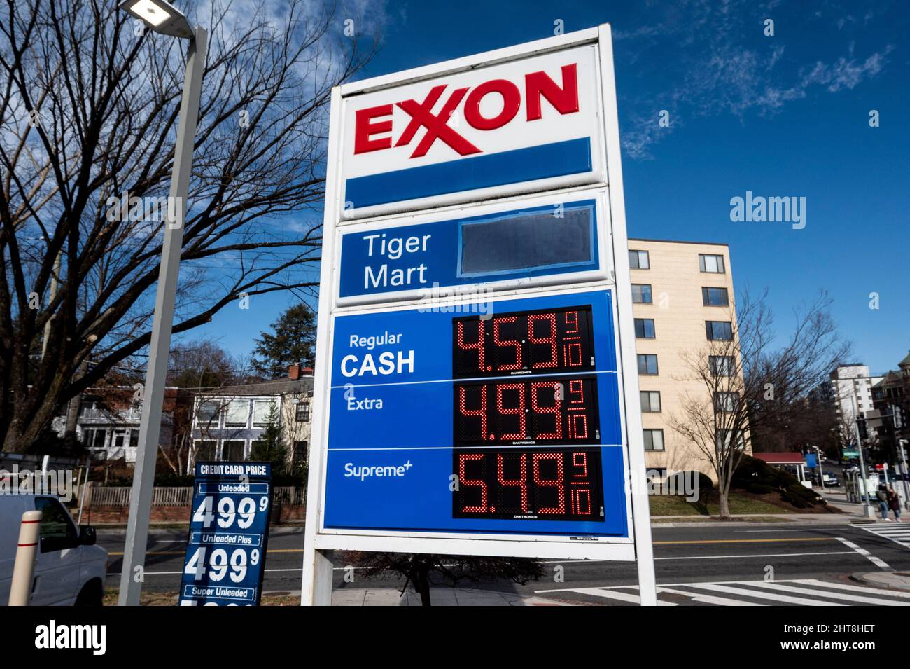 Washington, DC, Stati Uniti. 27th Feb 2022. 27 febbraio 2022 - Washington, DC, Stati Uniti: I prezzi elevati del gas alla stazione di benzina di Exxon Mobil all'angolo di Nebraska Avenue NW e Connecticut Avenue NW nell'area di Chevy Chase. (Credit Image: © Michael Brochstein/ZUMA Press Wire) Credit: ZUMA Press, Inc./Alamy Live News Foto Stock