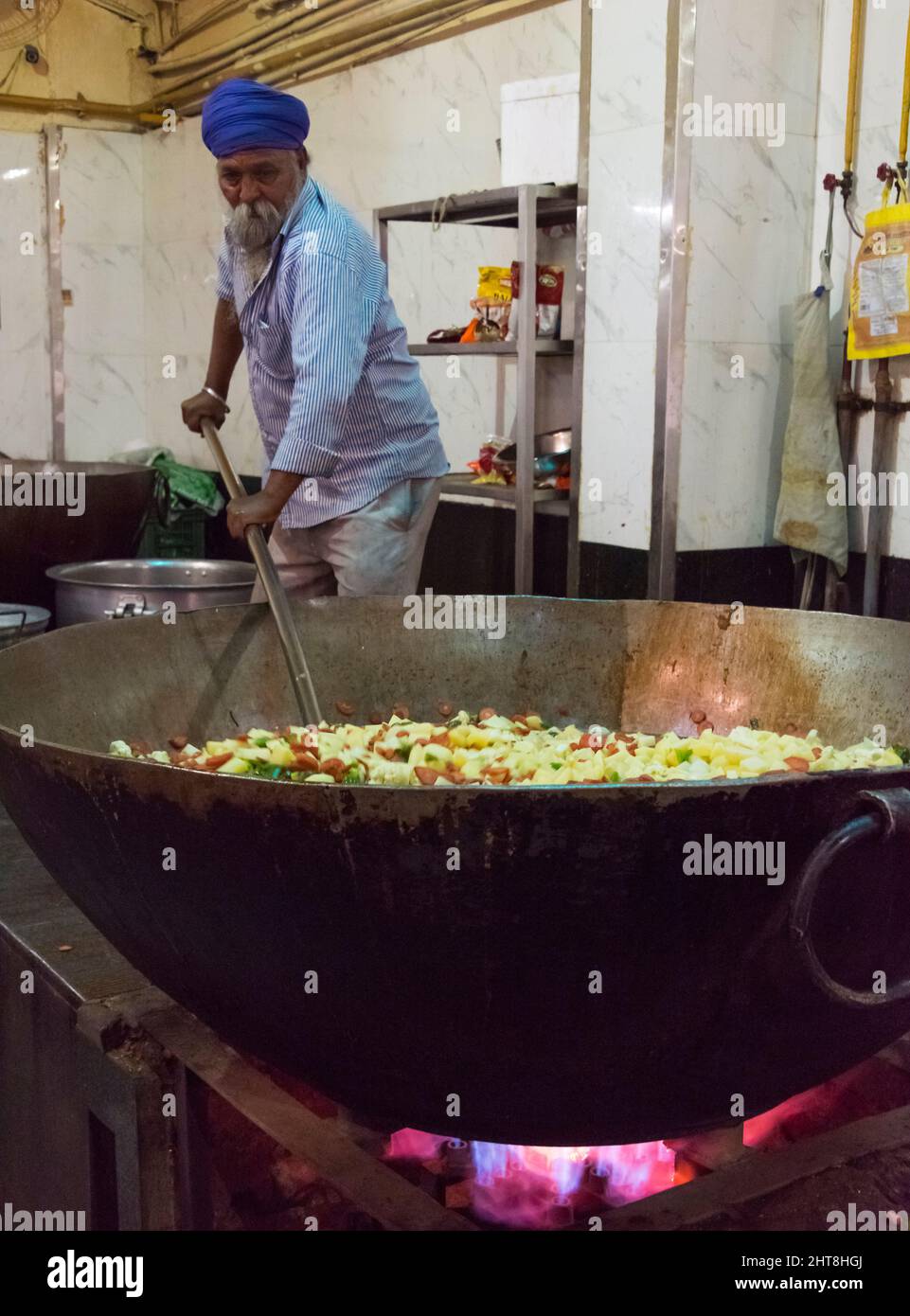 Preparare il cibo per nutrire i pellegrini nella cucina di Gurudwara Bangla Sahib, casa di culto Sikh, Nuova Delhi, India (Gurudwara Bangla Sahib, il più grande Foto Stock