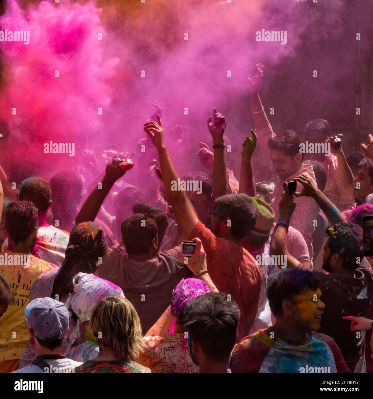 La folla festeggia il Festival di Holi, Mathura, Uttar Pradesh, India Foto Stock