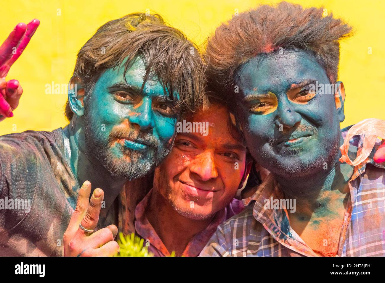 Gli uomini si sono spalancati di colore durante la celebrazione del Festival di Holi, Mathura, Uttar Pradesh, India Foto Stock